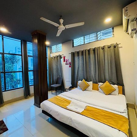 Hotel Aditya Palace กูวาฮาติ ภายนอก รูปภาพ